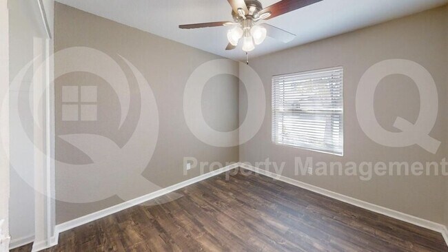 Building Photo - 470 E Juanita Ave