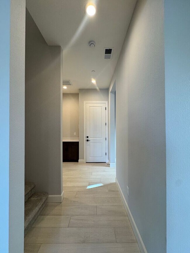 Building Photo - 1521 Golf Club Dr