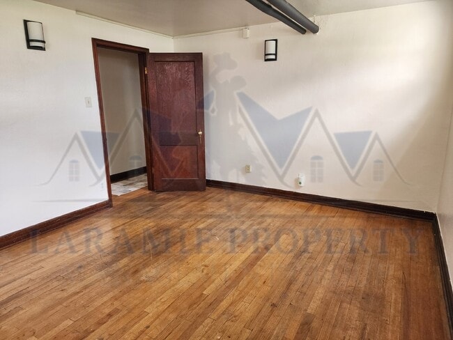 Building Photo - 1 Bedroom Apartment