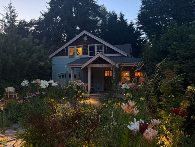 Building Photo - Gorgeous Maple Leaf Property - Huge Yard a...