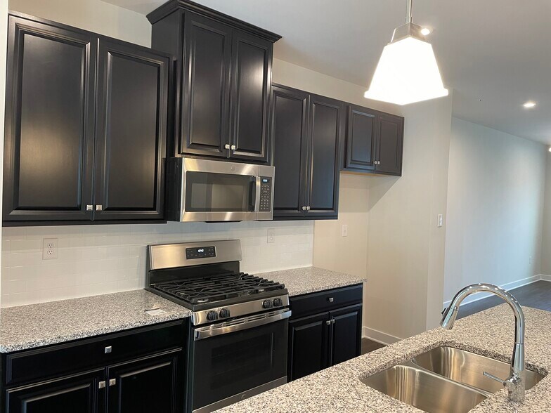 Building Photo - 229 Sugar Maple Sq