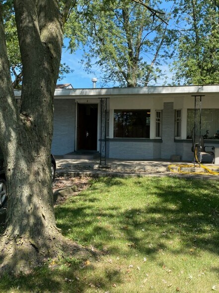 Building Photo - 8036 Lake Shore Dr