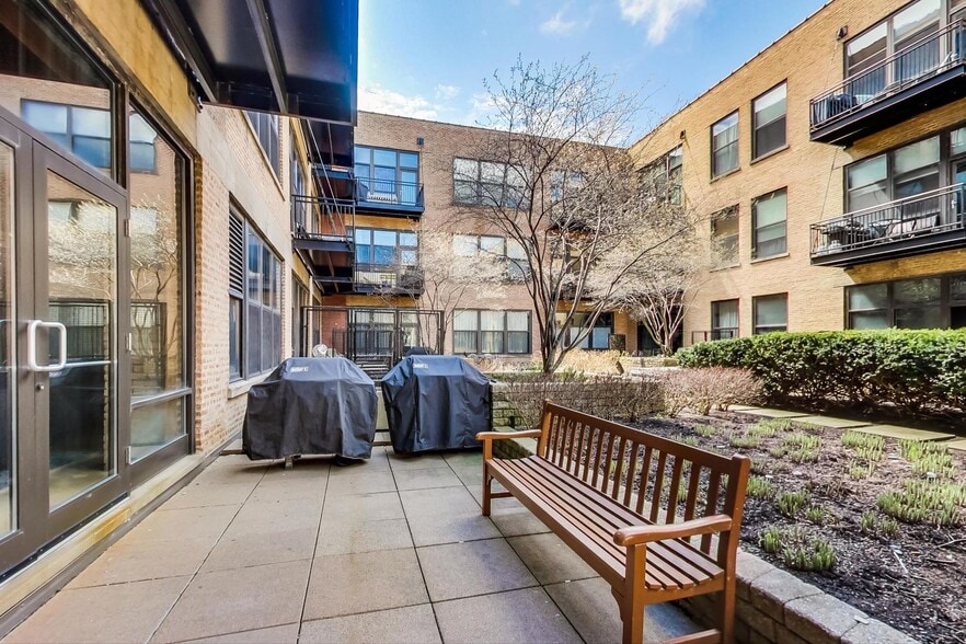 Building Photo - 1040 W Adams St