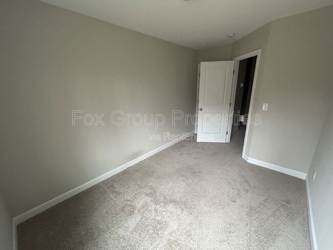 Building Photo - 566 Kirk St