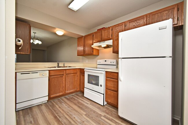 Building Photo - Spacious 2 bedroom 2 bath condo practicall...