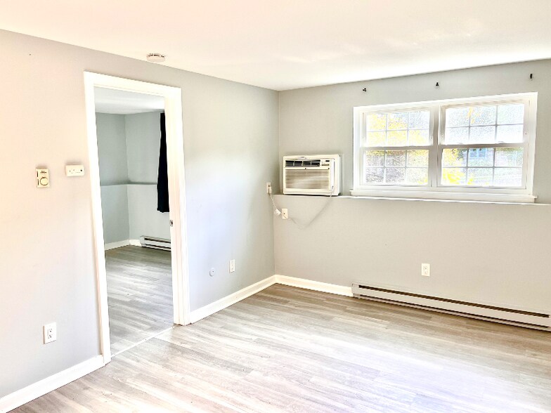 Building Photo - 15 Maple Crest Cir