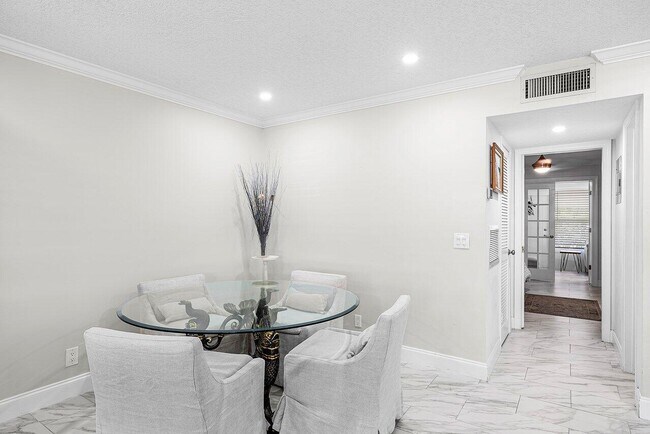 Building Photo - 810 High Point Dr W