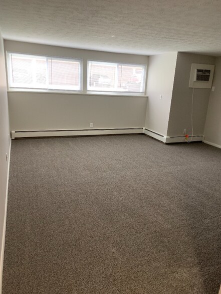 Building Photo - 554 West Ave