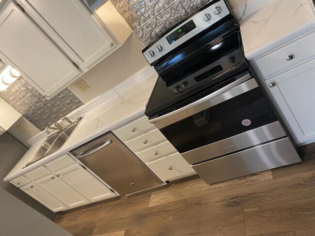 Building Photo - 6 Sequoia Ct