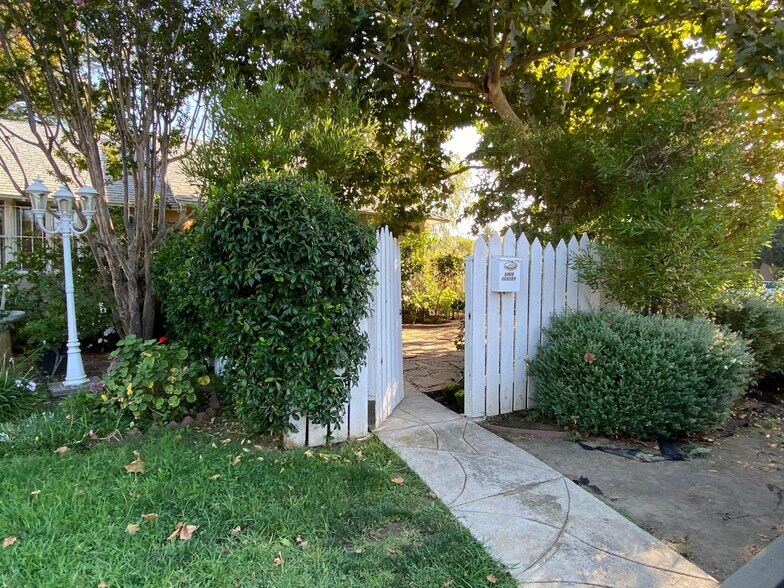 Building Photo - 5460 Kester Ave