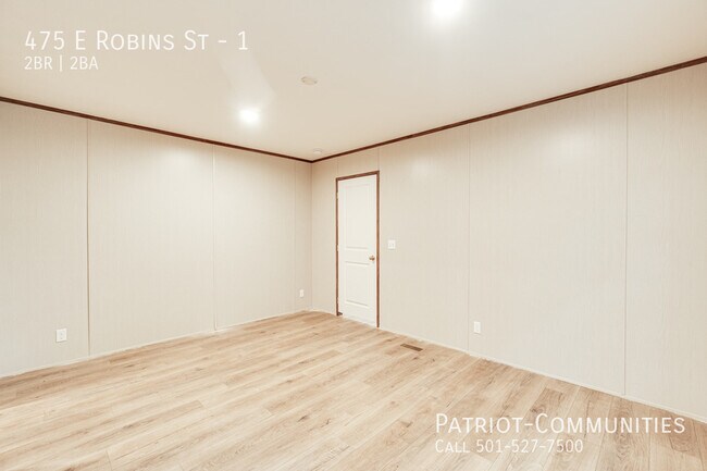 Building Photo - 475 E Robins St