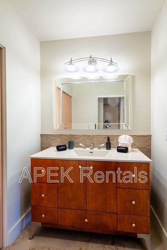 Building Photo - 690 W Linda Vista Dr