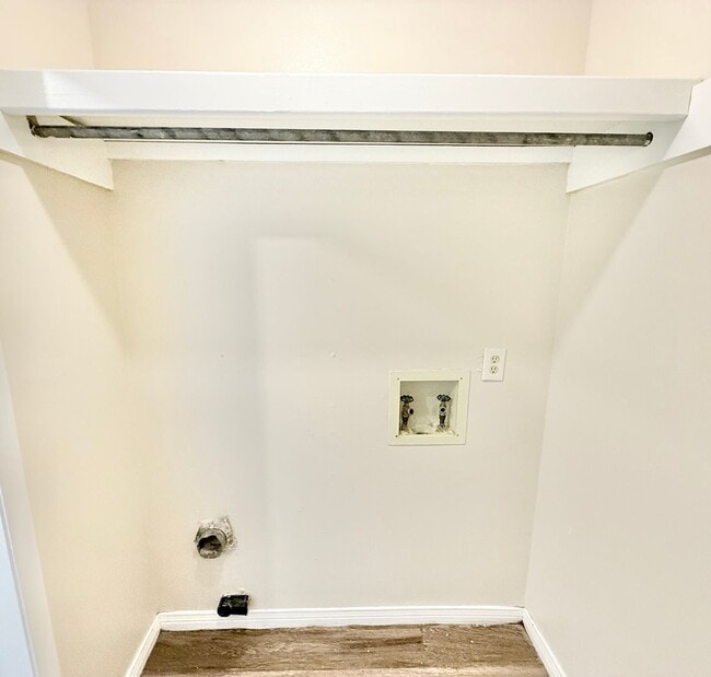 Building Photo - Charming 2-Bedroom Apartment - Prime Location