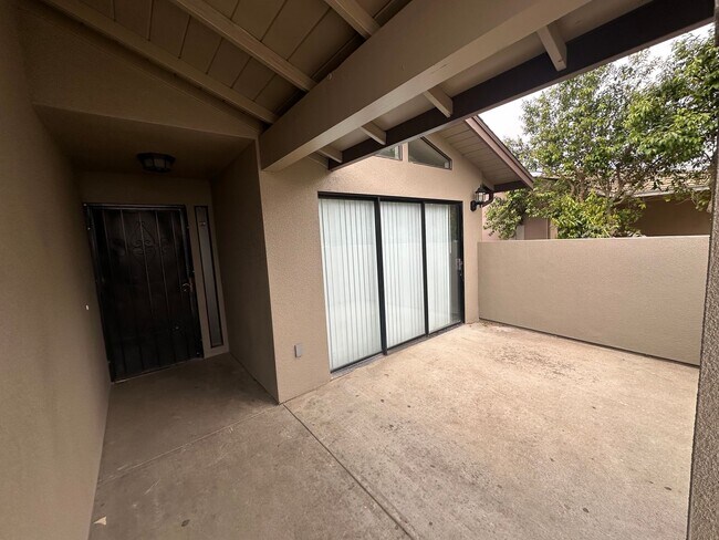 Building Photo - 547 De Leon Dr