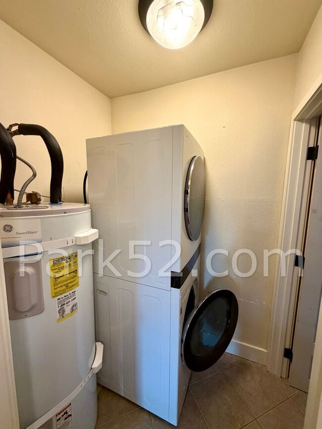 Building Photo - 1 Bedroom Unit in Tacoma Tri-Plex with Washer & Dryer!