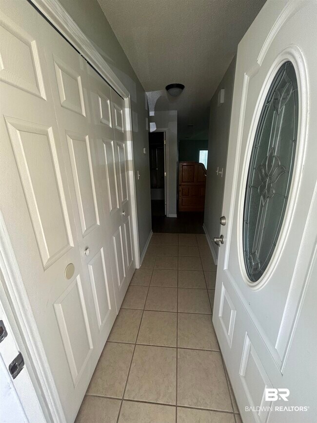 Building Photo - 9474 Villas Dr