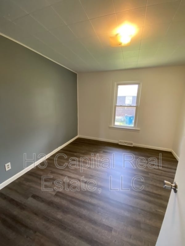 Building Photo - 562 Wilson Ave