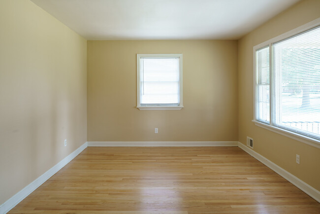 Building Photo - Super 3-brm stone ranch with basement, det...