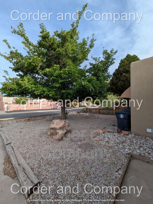 Building Photo - 302 Valencia Dr NE