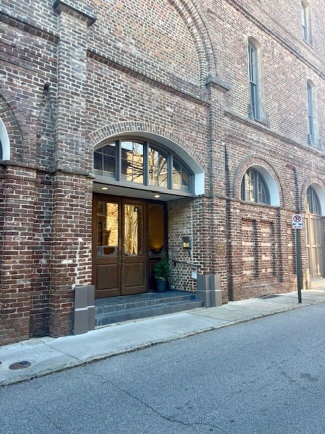 Building Photo - Historic Downtown Fully Furnished 2 Bedroom Condo