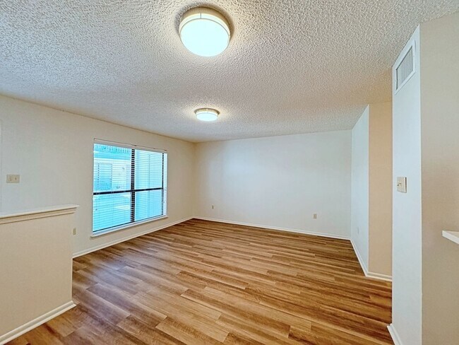 Building Photo - 1 Bedroom Downstairs condo available now! Community Pool