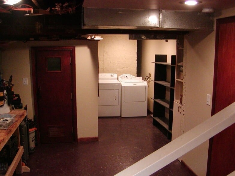 Building Photo - 555 N Simpson St