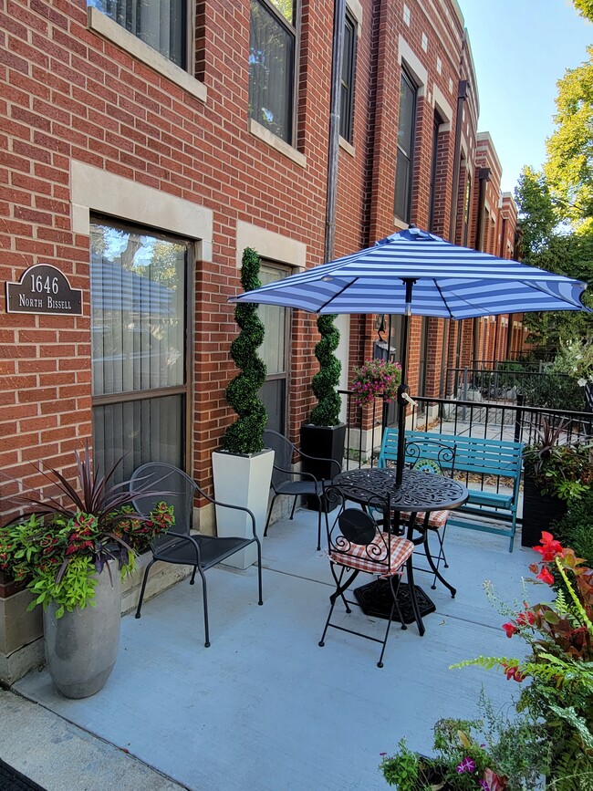 Front Patio - 1646 N Bissell St