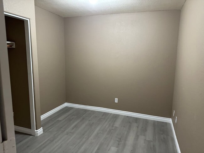 Building Photo - 2 Bedroom FAST MOVE IN!