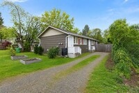 Building Photo - Calling all Gardeners - Charming 2BR Duplex with Yard & Garden Beds