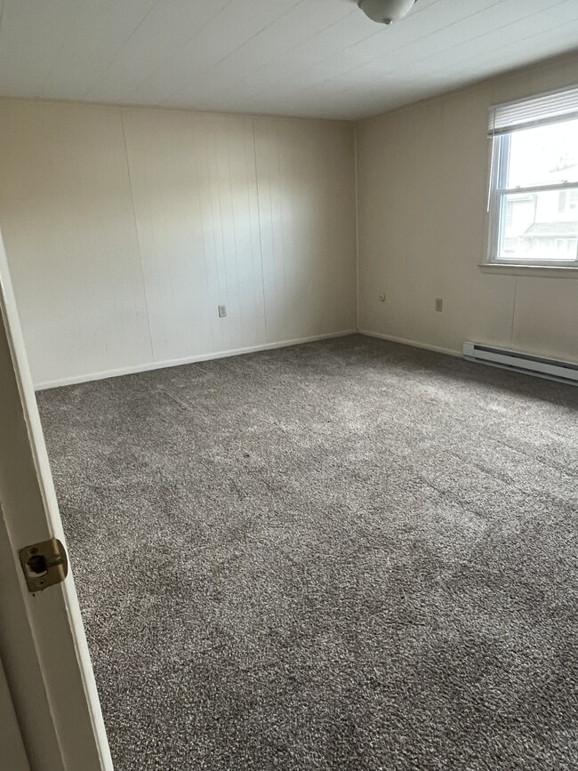 Building Photo - 611 Lincoln Way W