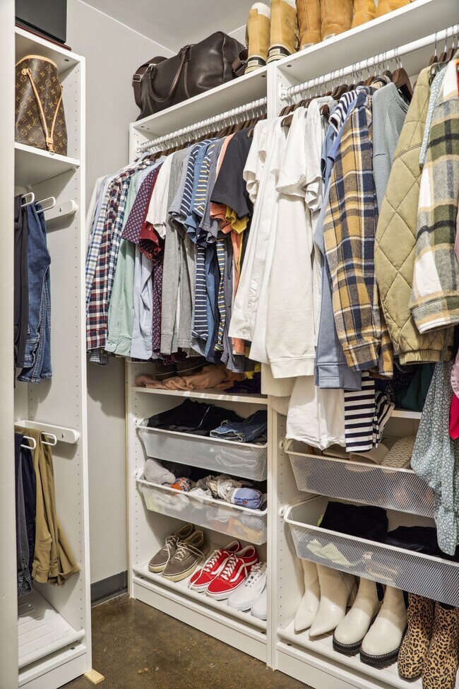 Building Photo - 500 Robert St N