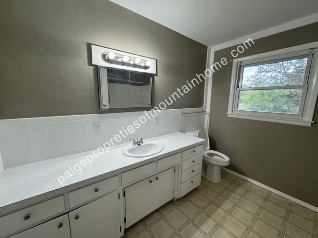 Building Photo - 2/1 in town out of town.