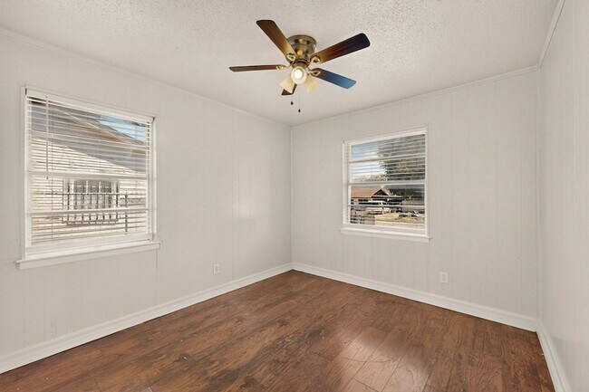 Building Photo - 937 Cleardale Dr