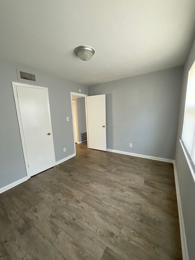 Building Photo - Absolutely Adorable two bedroom is move in ready!