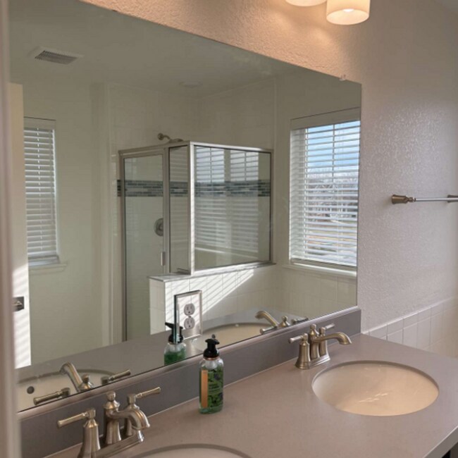 Building Photo - 450 Canadian Crossing Dr