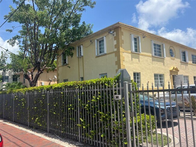 Building Photo - 1326 SW 6th St