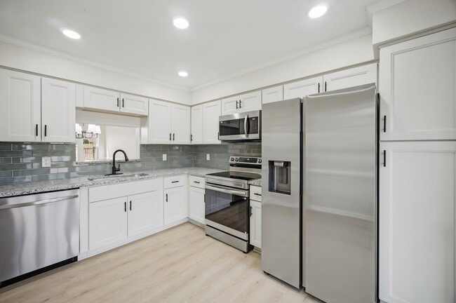 Building Photo - 5589 Campus Dr