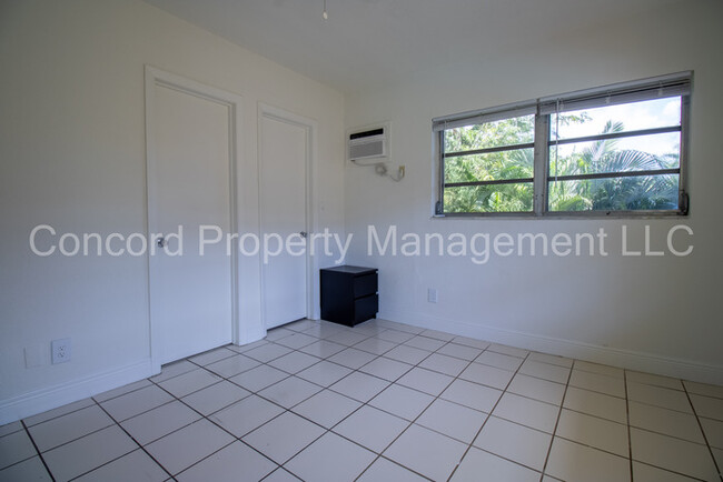 Building Photo - FURNISHED EFFICIENCY in Sailboat Bend with...