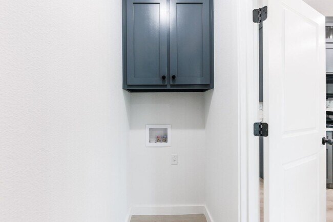 Building Photo - 1704 Elkhart Ave