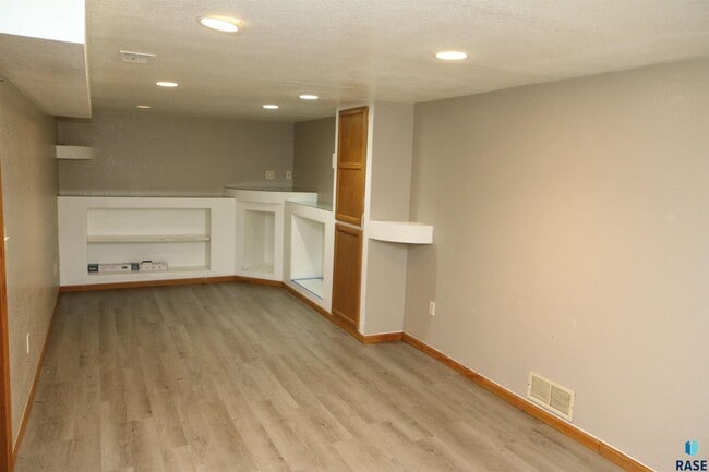 Building Photo - 733 S Glendale Ave