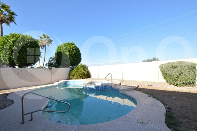 Building Photo - 727 S Peppertree Dr