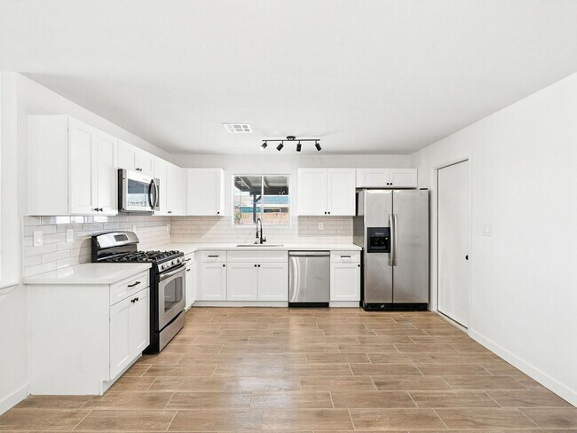 Building Photo - Fully upgraded home with garage!