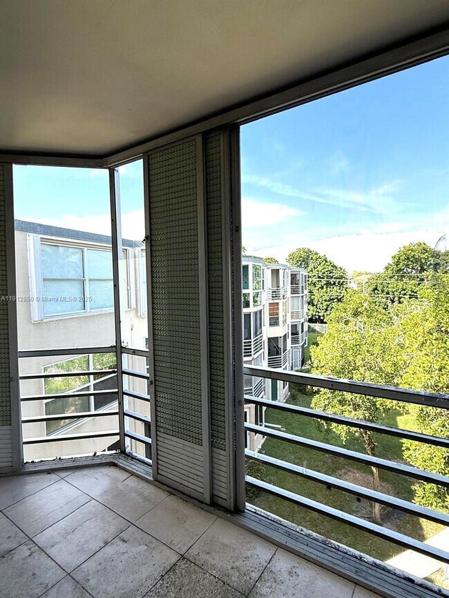 Building Photo - 1401 NE 191st St