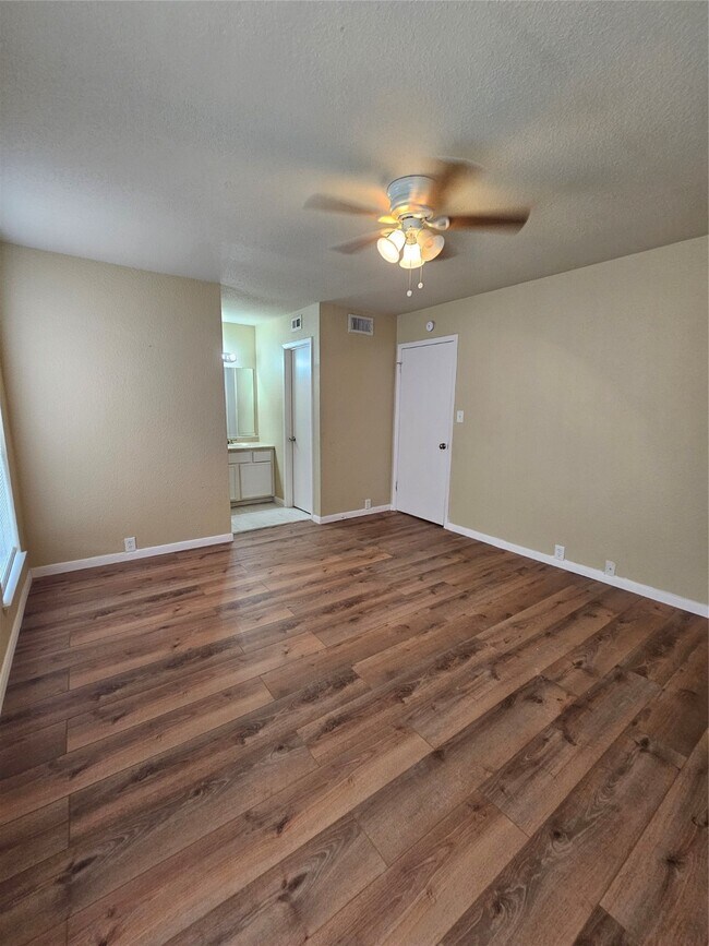 Building Photo - 3303 W Greenridge Dr