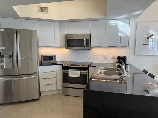 Building Photo - 1750 N Bayshore Dr