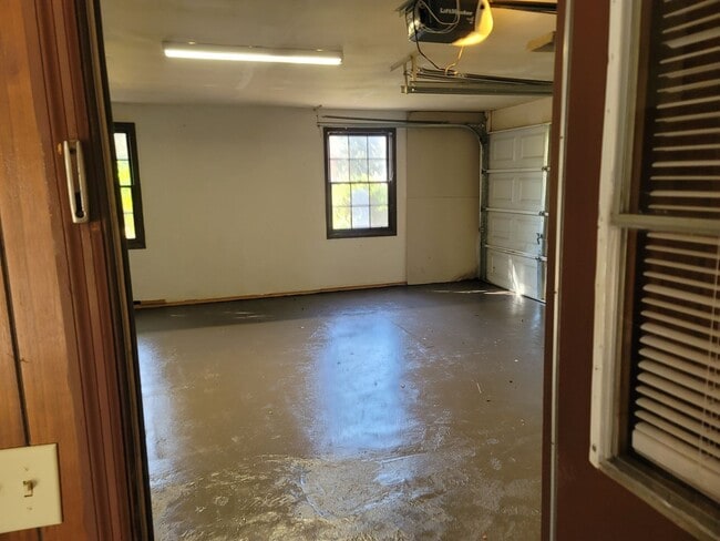 Building Photo - 6420 Cloverdale Dr