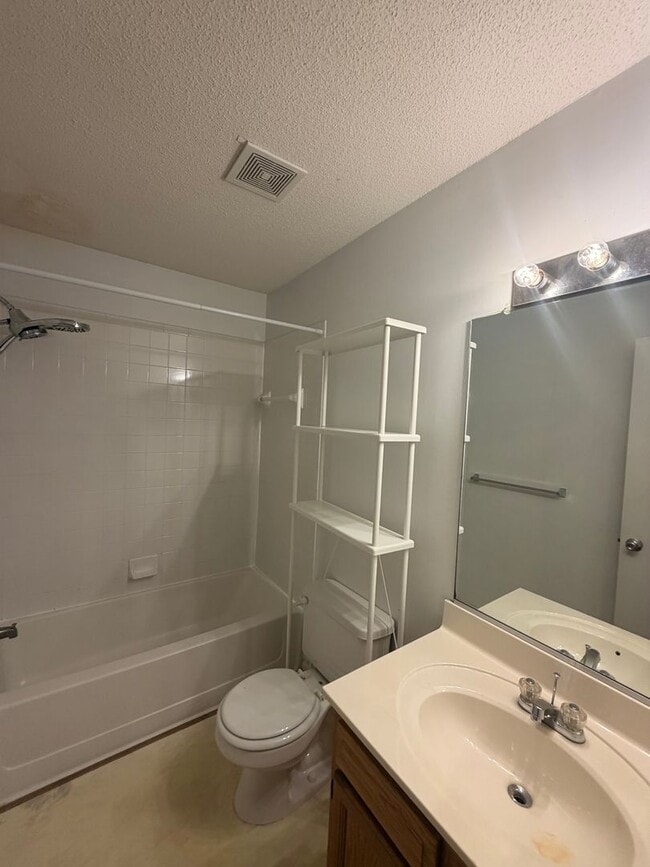 Building Photo - 325 Town Pointe Way