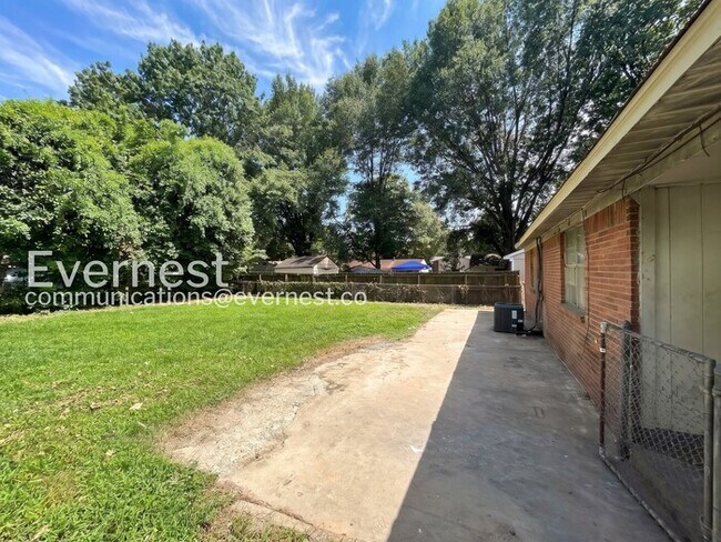Building Photo - 3 Bed, 1 Bath Home with Fenced Yard and Carport / Pet-friendly / Coming Soon!