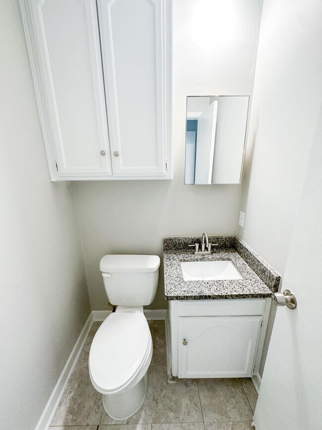 Building Photo - Beautiful 3 Bedroom - 1.5 Bathroom in Must...