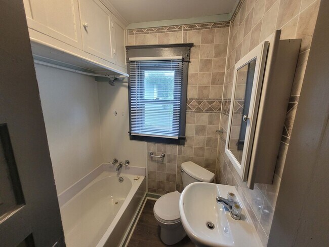 Building Photo - Two Bedroom near the Iowa State Fairgrounds!